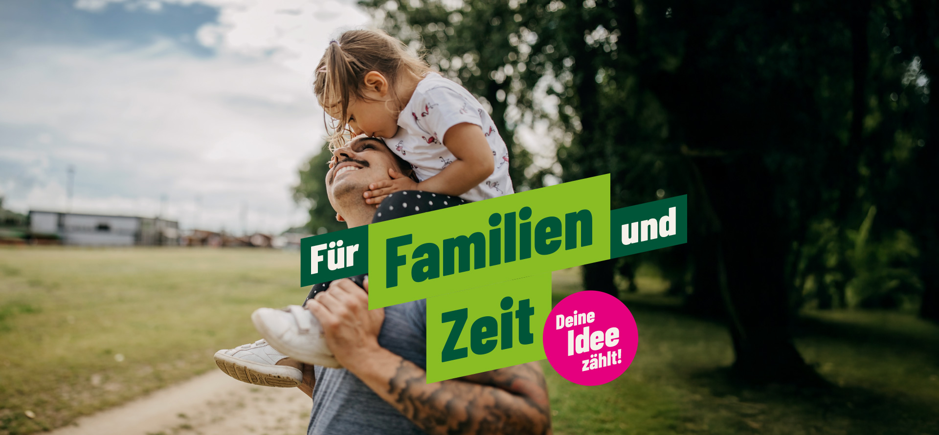Mensch mit Kind auf den Schultern. Text: "Für Familien und Zeit", im pinken Kreis: "Deine Idee zählt"
