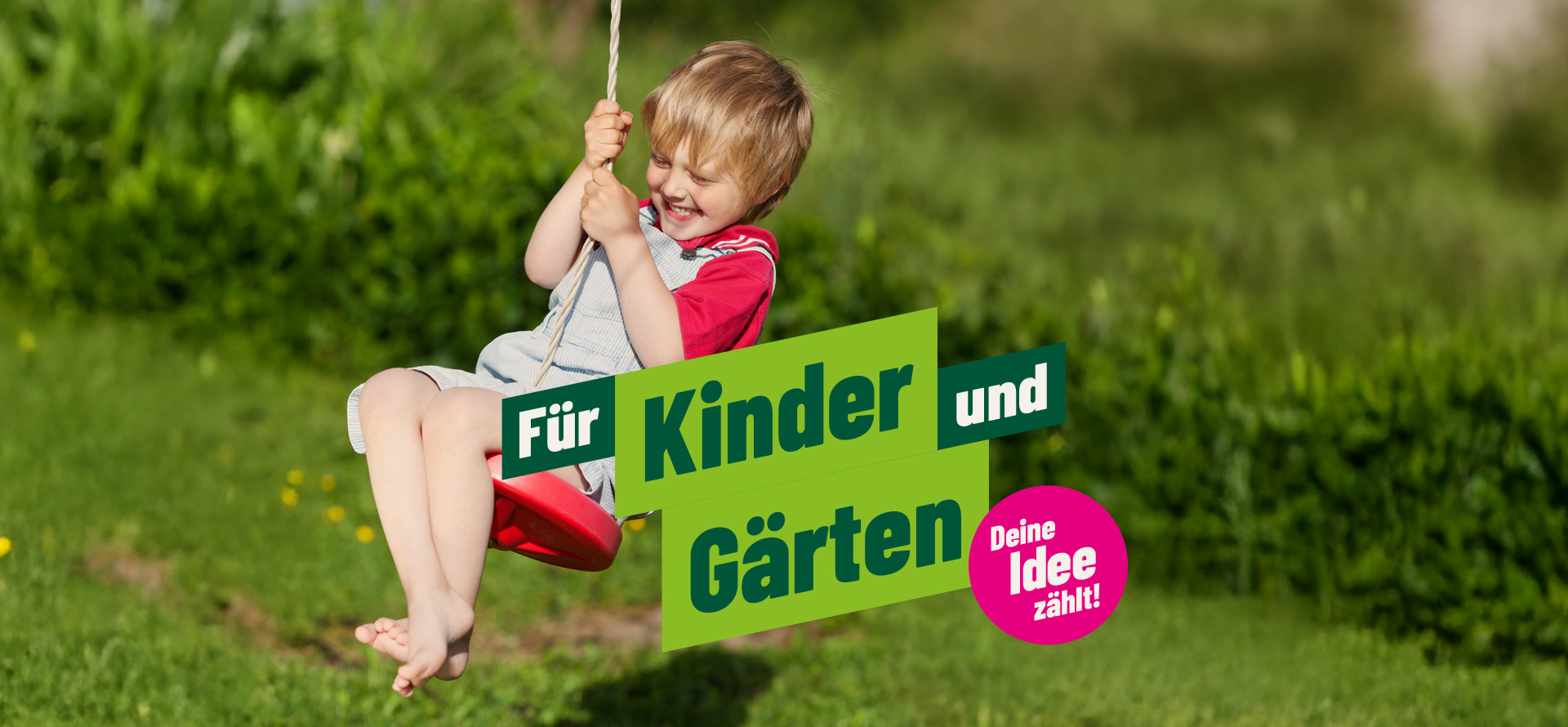 Ein Kind auf einer Schaukel. Text: "Für Kinder und Gärten", im pinken Kreis: "Deine Idee zählt"