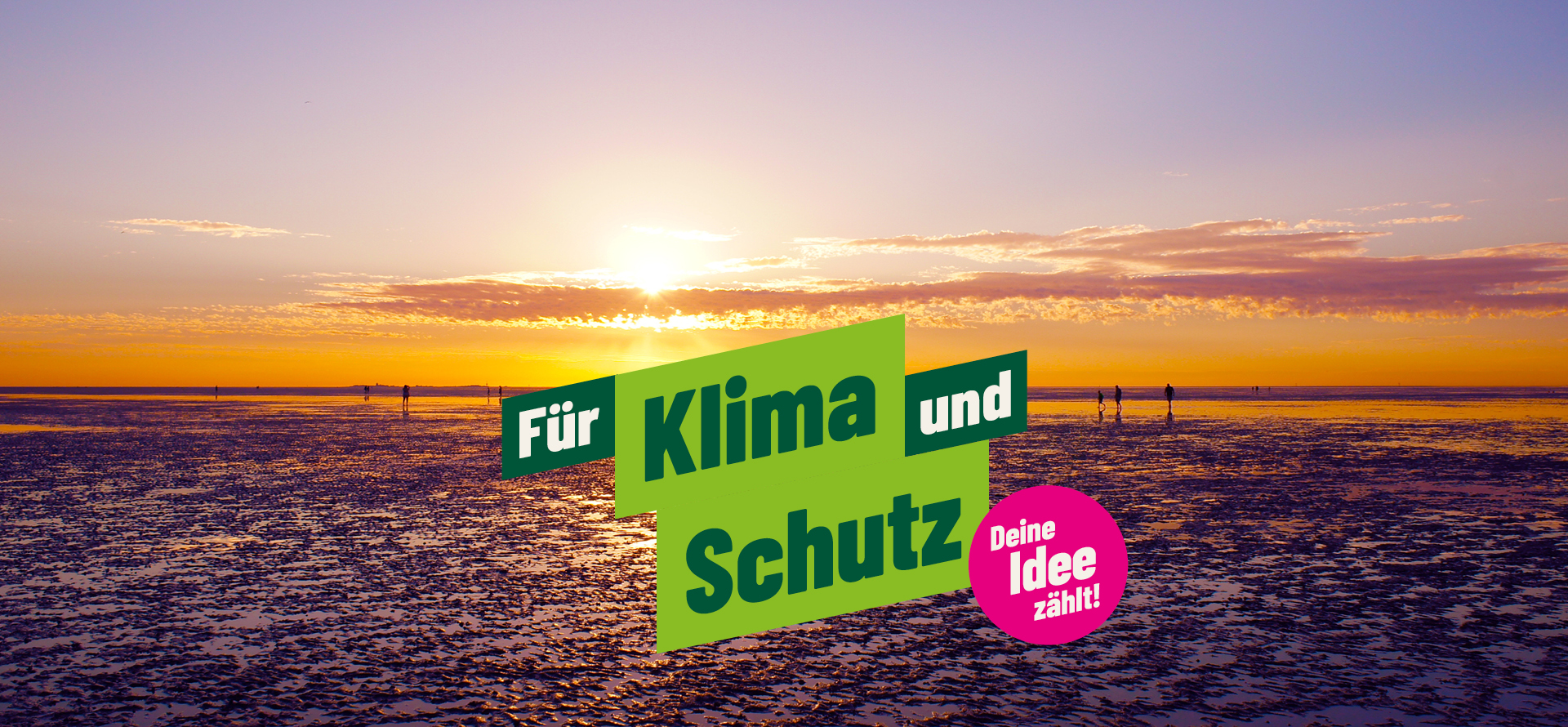 Landschaftsbild mit Watt, Sonnenuntergang. Text: "Für Klima und Schutz" und im pinken Kreis: "Deine Idee zählt!"
