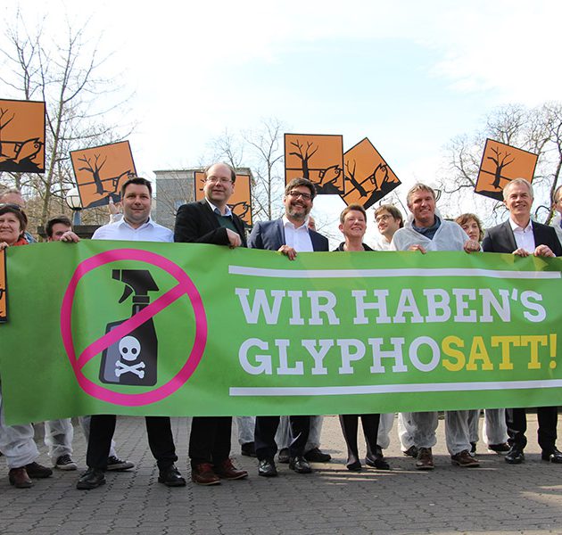 Die grünen Landwirtschaftsminister tragen ein Banner, auf dem steht: Wir haben's Glyphosat -t!