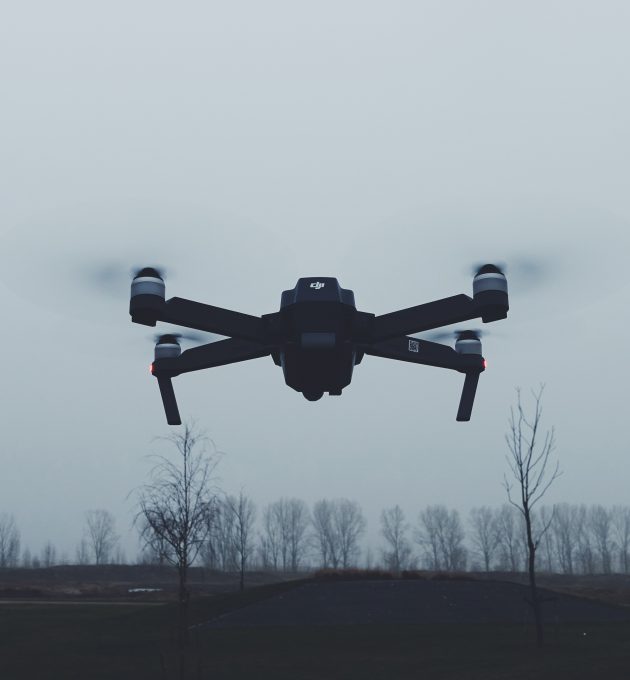 Drohne über einem Feld im Winter: Drohnen könnten der ökologischen Landwirtschaft 4.0 Anschub geben.