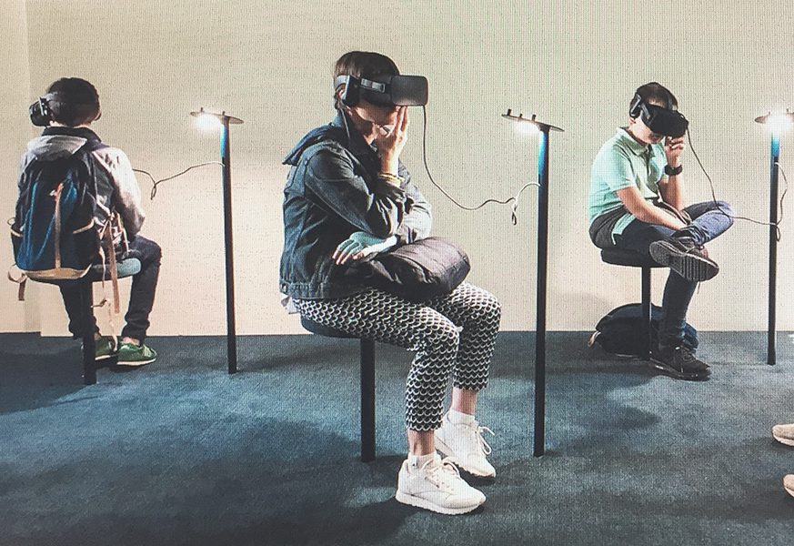 Sitzende Schüler*innen mit Virtual-Reality Brillen