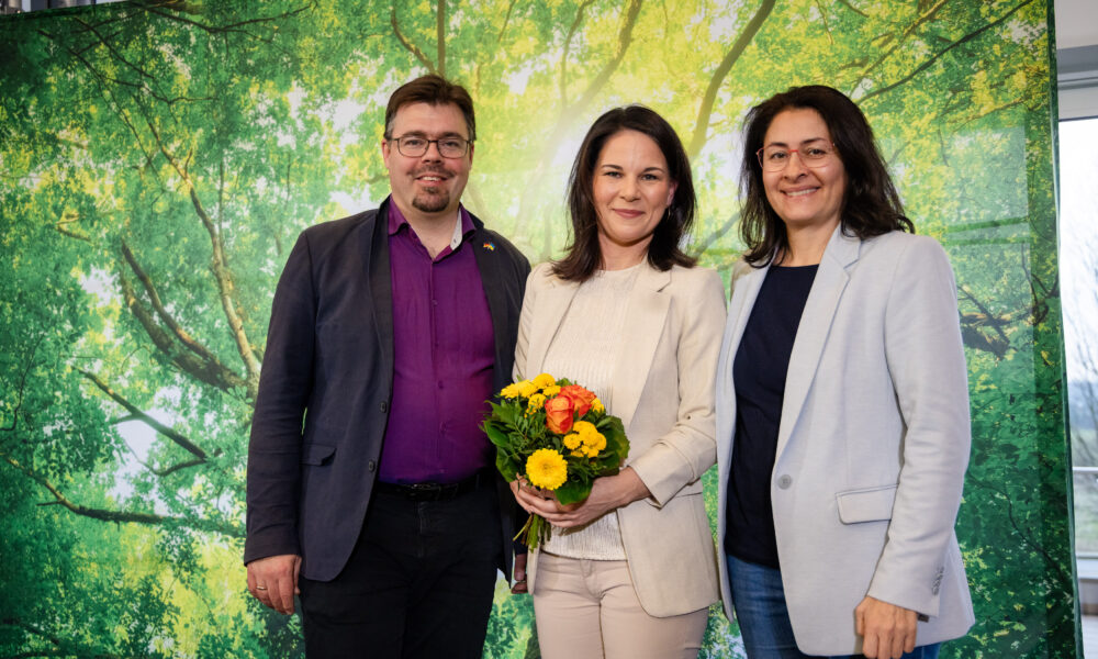 Foto des neu gewählten Spitzenduos Filiz Polat und Helge Limburg mit Außenministerin Annalena Baerbock