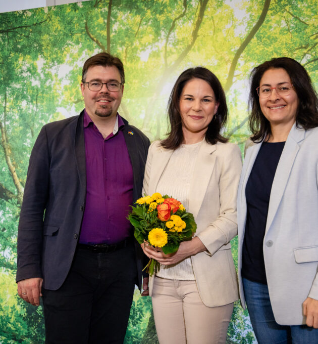 Foto des neu gewählten Spitzenduos Filiz Polat und Helge Limburg mit Außenministerin Annalena Baerbock