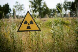 Warnschild vor Strahlung auf Feld