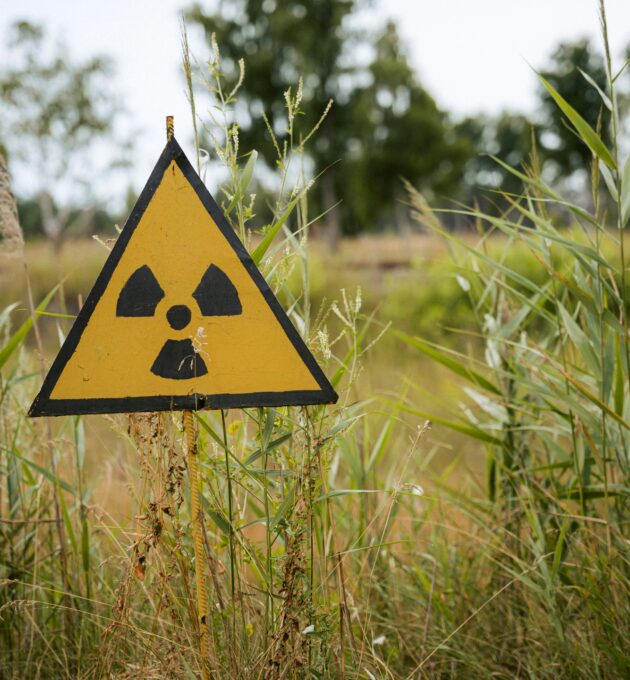 Warnschild vor Strahlung auf Feld