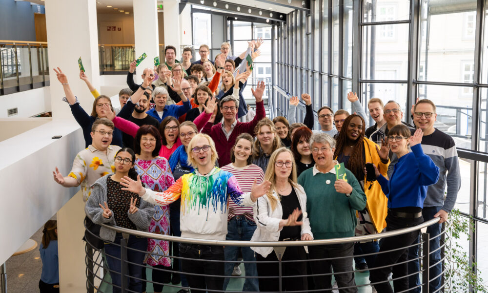 Jubelnder grüner Kreisverband