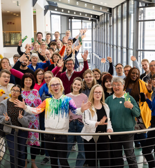 Jubelnder grüner Kreisverband