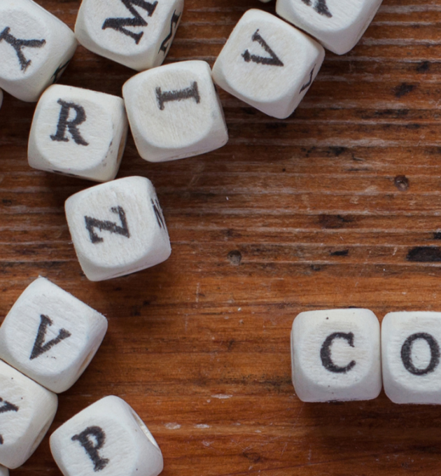 Viele kleine weiße Steine, die zusammen das Wort Content ergeben.