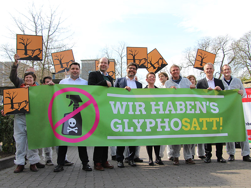 Die grünen Landwirtschaftsminister tragen ein Banner, auf dem steht: Wir haben's Glyphosat -t!