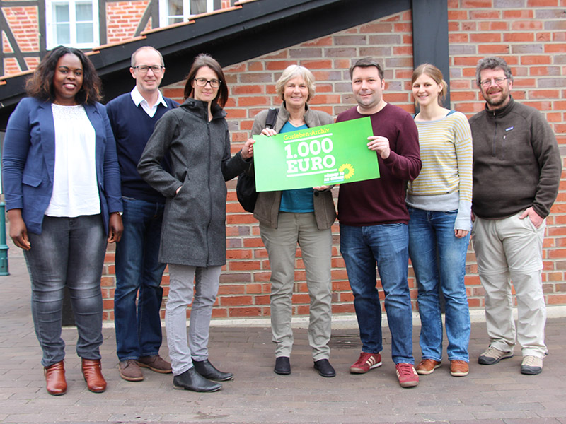 Grüne Mitglieder spenden 1000 Euro für das Gorleben Archiv. Auf dem Foto (v.l.): Djenabou Diallo-Hartmann, Matthias Wiebe, Miriam Staudte, Gabi Haas, Stefan Körner, Anne Kura und Heiko Sachtleben. (2017)