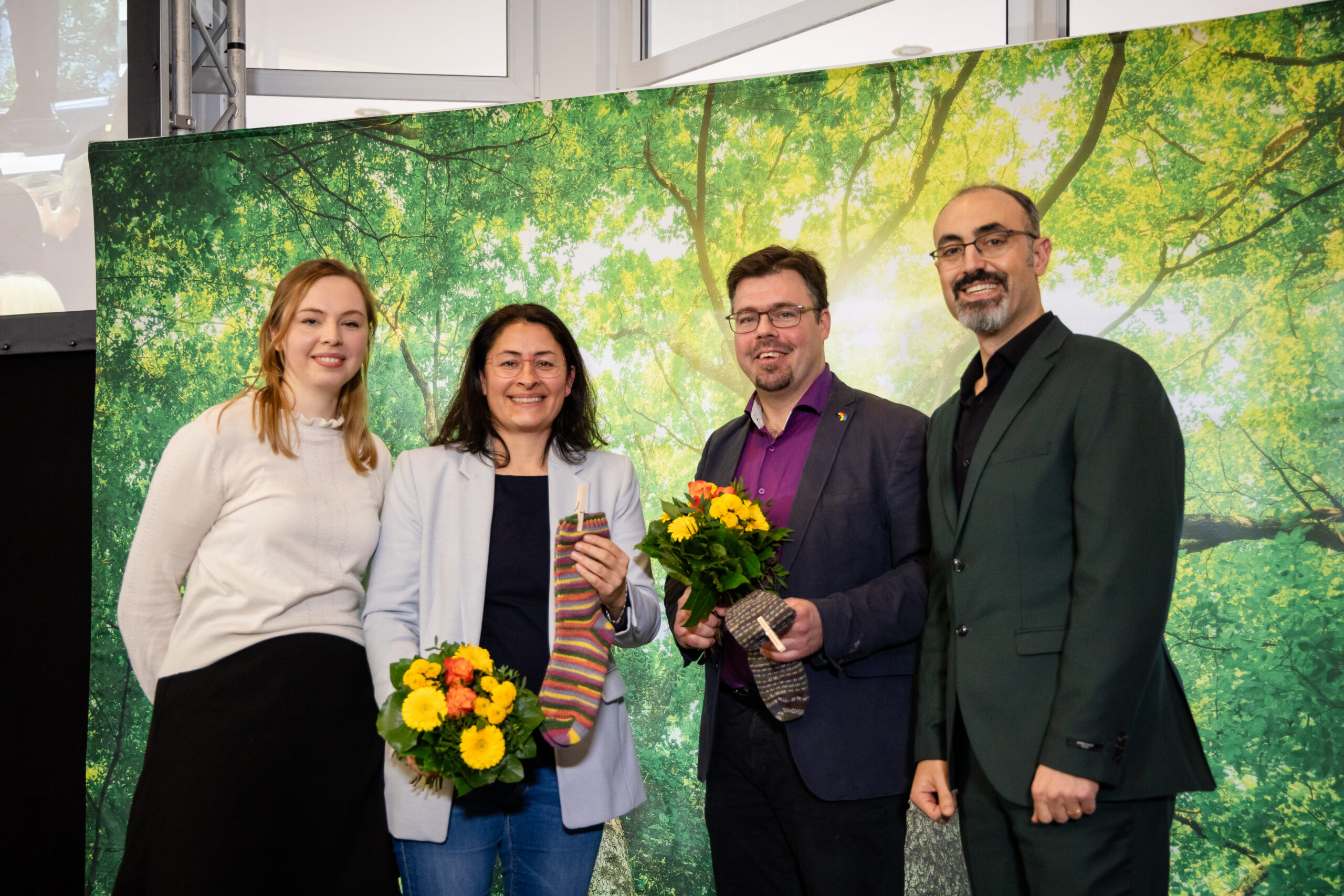 Foto der Landesvorsitzenden Greta Garlichs und Dr. Alaa Alhamwi mit den Spitzenduo Filiz Polat und Helge Limburg