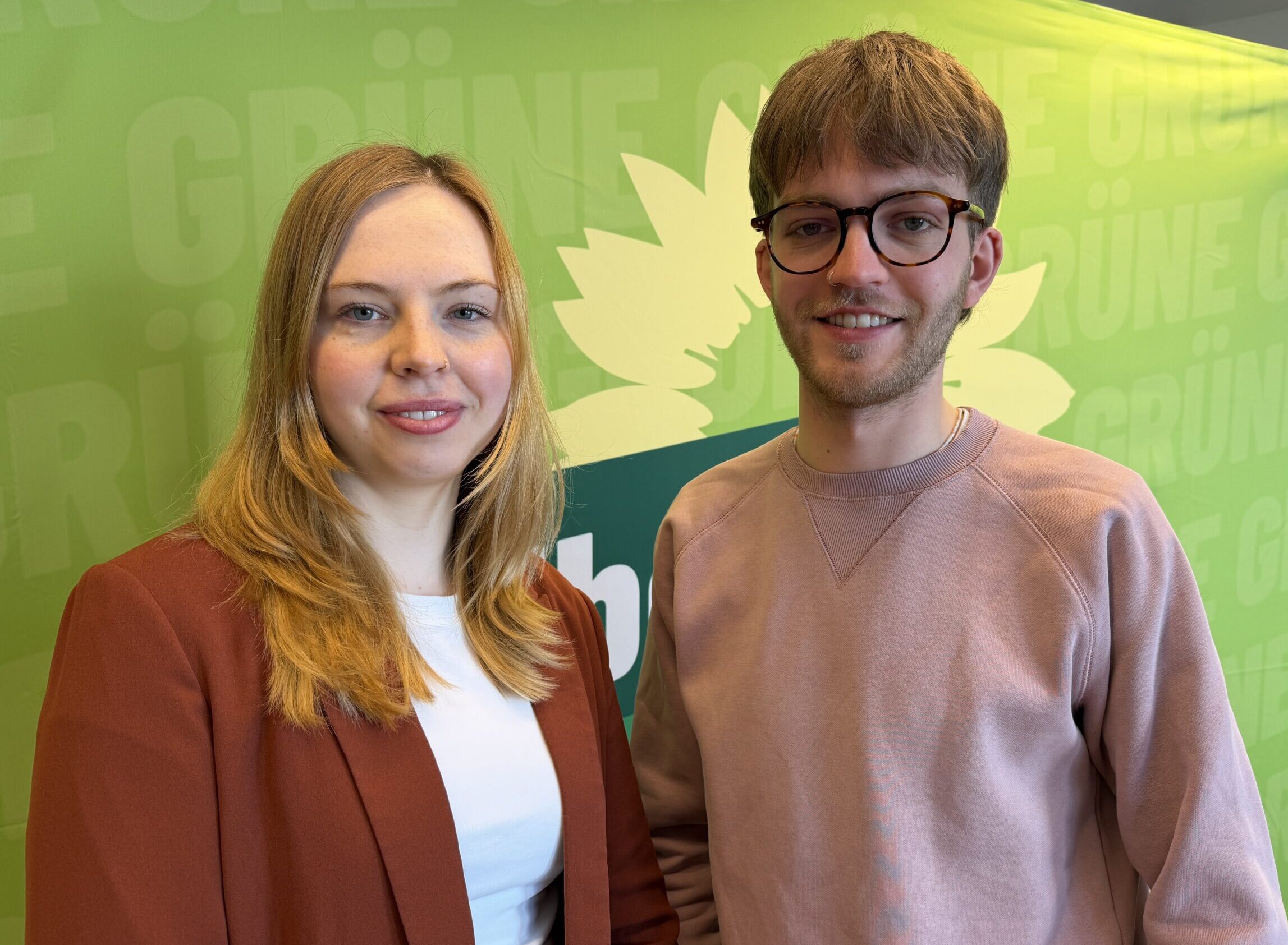Foto der Landesvorsitzenden Greta Garlichs und Maximilian Strautmann im Anschluss der Pressekonferenz.